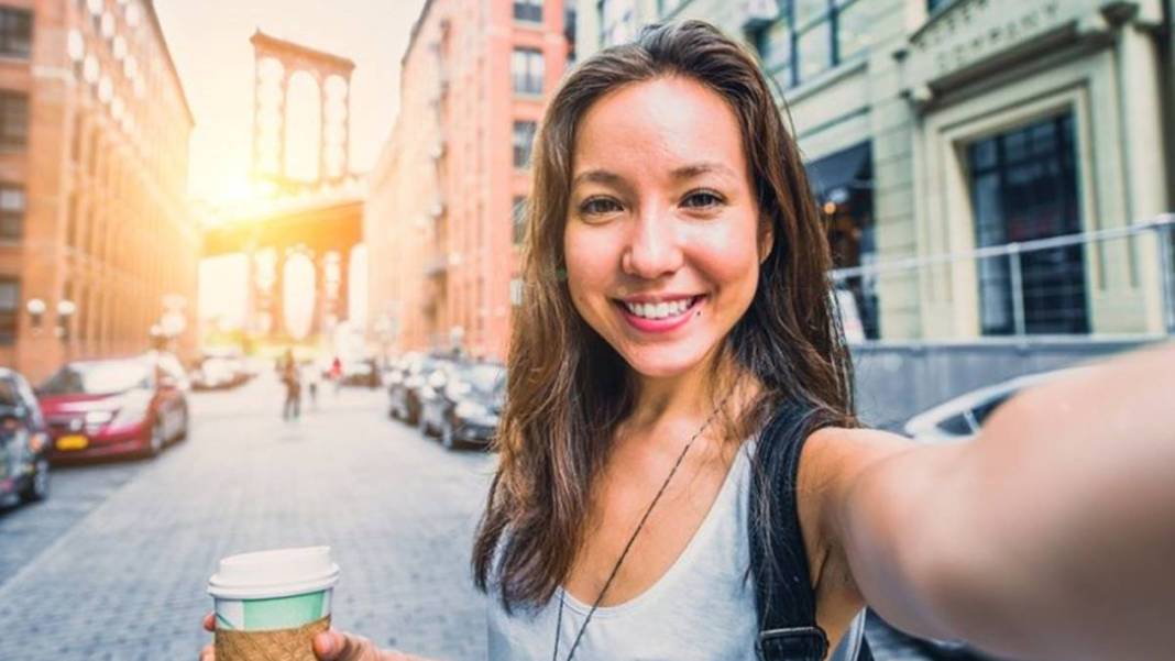 Modellerin poz verme sırrı ortaya çıktı: Instagram'da beğeni yağacak! Fotoğraflarda güzel görünmek için harika öneriler 1